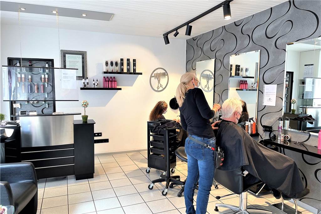 Dortmunder Friseurin verlängert Maskenpflicht – Kunden: „Das ist vernünftig“
Im Salon "Abschnitt 34" besteht weiterhin Maskenpflicht für Mitarbeiter und Kunden. Nach Möglichkeit werden auch Abstände von 1,5 Metern eingehalten, was allerdings nicht immer gelingt.