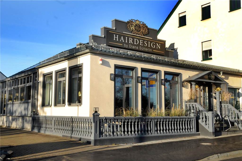Waschen, schneiden, färben: Wird der Friseurbesuch in Schwerte teurer? Im Salon "Hairdesign by Diana Sütterlin" sind inzwischen die gestiegenen Einkaufspreise für Pflegeprodukte bei der Kundschaft angekommen. Die meisten hätten Verständnis, sagt ein Mitarbeiter.