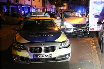 Im Sandweg in Bickendorf kollidierte der Mercedes mit einem Anhänger und kam zum Stehen.