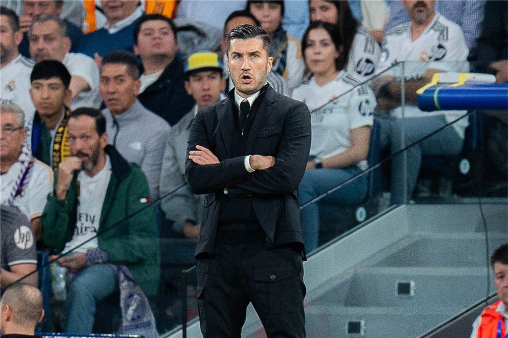 Nuri Sahin steht mit verschränkten Armen im Santiago Bernabeu.