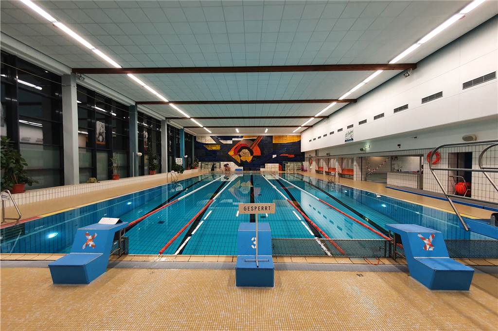 Maryna (29) hat hunderten Kindern Schwimmen beigebracht - und gibt Tipps für Eltern Im Scharnhorster Hallenbad "Die Welle" finden die Schwimmkurse vom SV Derne statt. Maryna Urban rät Eltern, ihre Kinder im Vorfeld mit dem Bad vertraut zu machen.