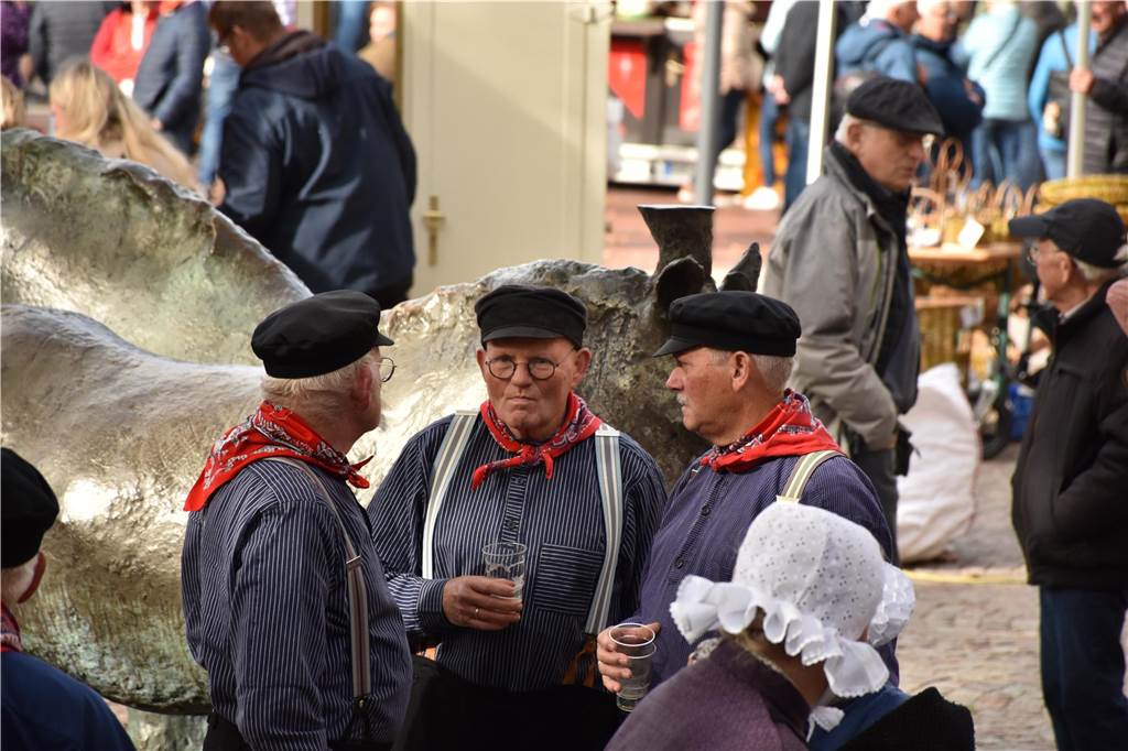 Im Schatten der Bäume rund um den Marktpütt feierten die Kiepenkerle sich und ihr Treffen. 