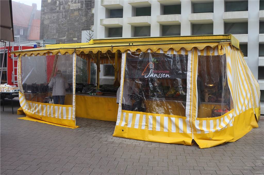 Nun ging es schnell: Wochenmarkt hat jetzt einen Spezialisten in Sachen Bio Im Schatten der Marien-Kirche ist der neue Stand zu finden.