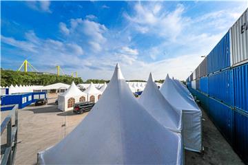 Im Schatten des Signal Iduna Parks steht die Zeltstadt für das Festi Ramazan. Die Containerwand soll vor Lärm schützen. 