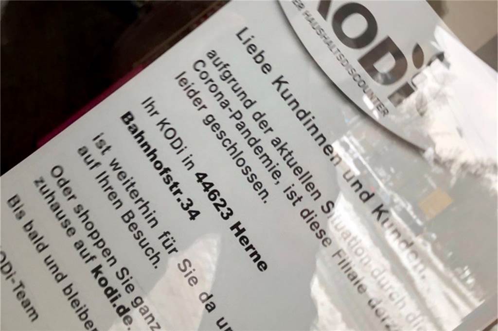 Darum ist der Kodi in Castrop-Rauxel dicht – und in anderen Städten nicht Im Schaufenster des Kodis am Busbahnhof hängt ein Zettel, der den Kunden den geöffneten Kodi in Herne empfiehlt.