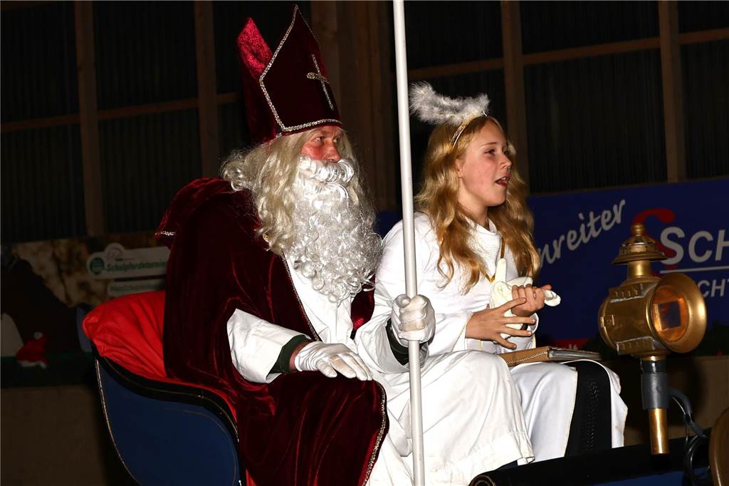 Im Schlitten und mit einem Engel kam der Nikolaus in die Reithalle. Die Vereinsjugend unterhielt mit einem Reitprogramm, es gab Weihnachtsgedichte und es wurde gesungen.