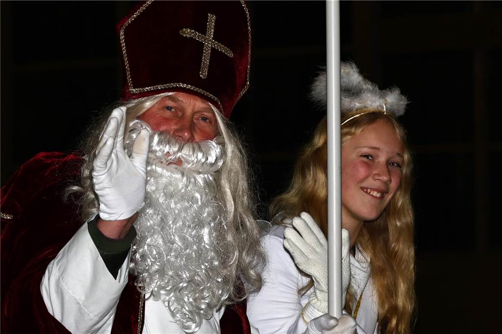 Im Schlitten und mit einem Engel kam der Nikolaus in die Reithalle. Die Vereinsjugend unterhielt mit einem Reitprogramm, es gab Weihnachtsgedichte und es wurde gesungen.