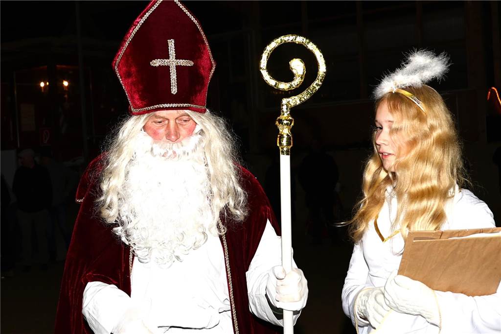 Im Schlitten und mit einem Engel kam der Nikolaus in die Reithalle. Die Vereinsjugend unterhielt mit einem Reitprogramm, es gab Weihnachtsgedichte und es wurde gesungen.