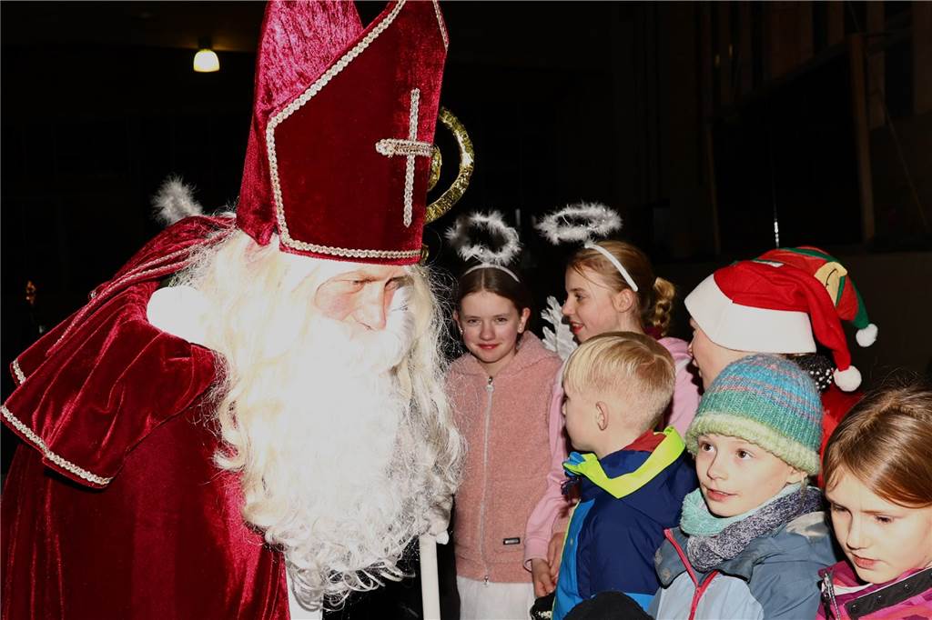 Im Schlitten und mit einem Engel kam der Nikolaus in die Reithalle. Die Vereinsjugend unterhielt mit einem Reitprogramm, es gab Weihnachtsgedichte und es wurde gesungen.