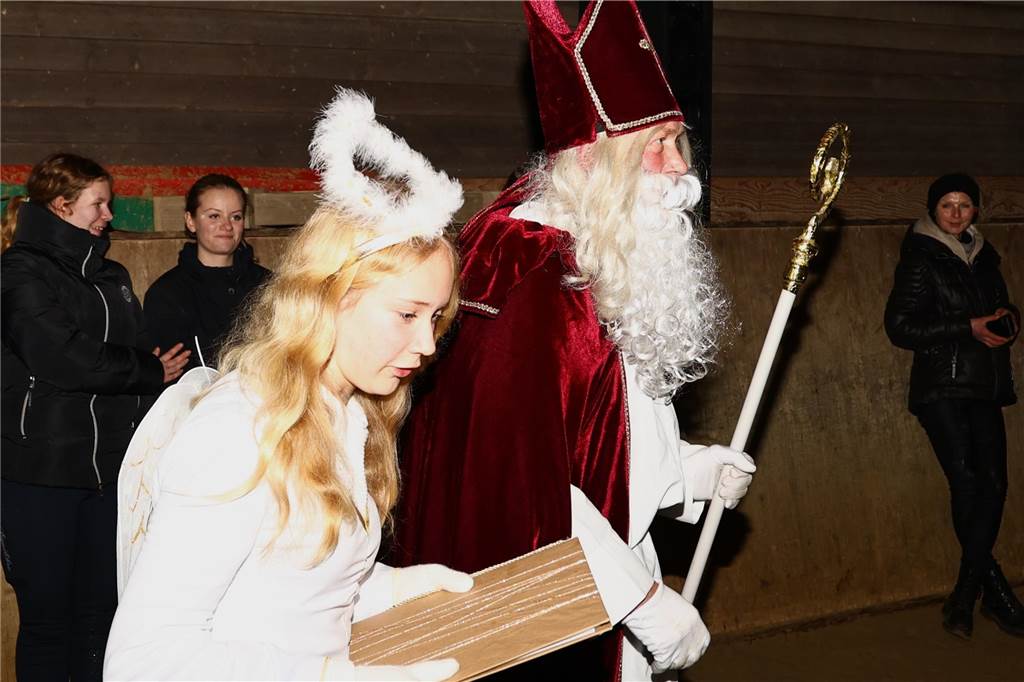 Im Schlitten und mit einem Engel kam der Nikolaus in die Reithalle. Die Vereinsjugend unterhielt mit einem Reitprogramm, es gab Weihnachtsgedichte und es wurde gesungen.