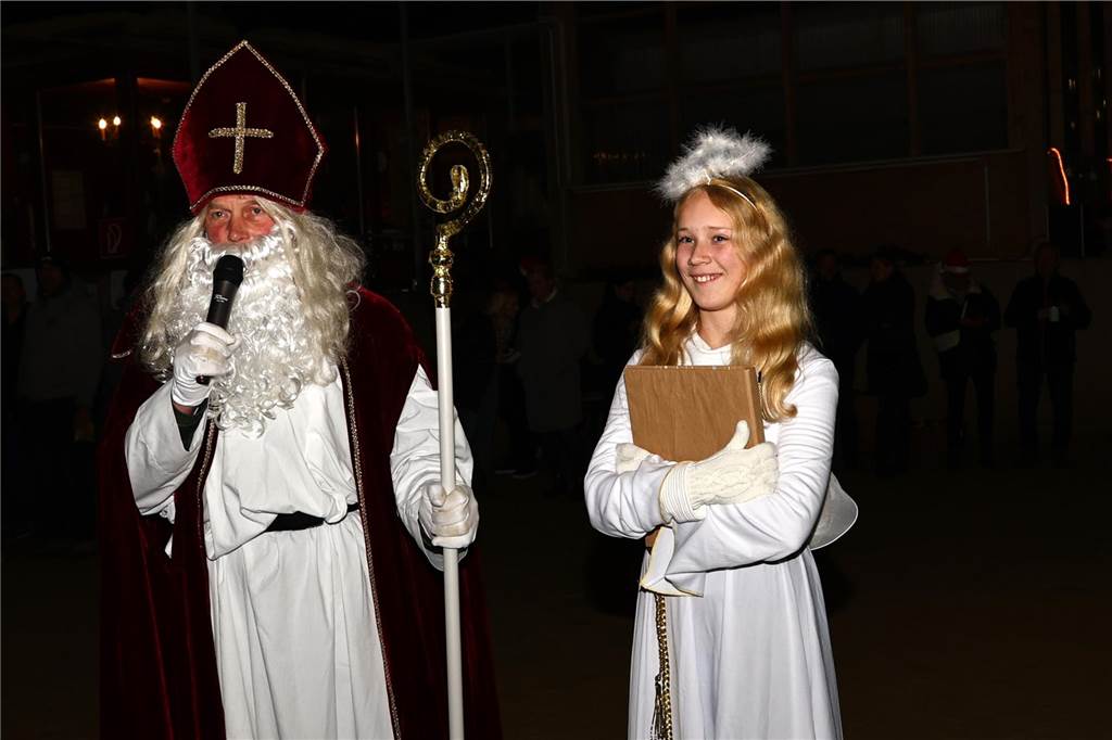 Im Schlitten und mit einem Engel kam der Nikolaus in die Reithalle. Die Vereinsjugend unterhielt mit einem Reitprogramm, es gab Weihnachtsgedichte und es wurde gesungen.
