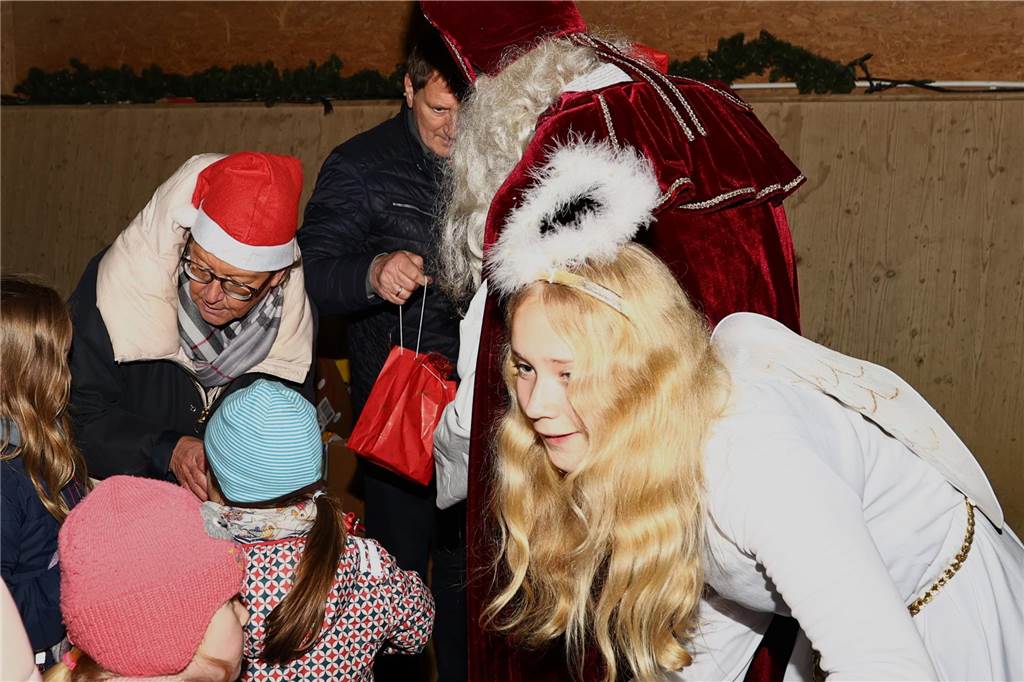 Im Schlitten und mit einem Engel kam der Nikolaus in die Reithalle. Die Vereinsjugend unterhielt mit einem Reitprogramm, es gab Weihnachtsgedichte und es wurde gesungen.