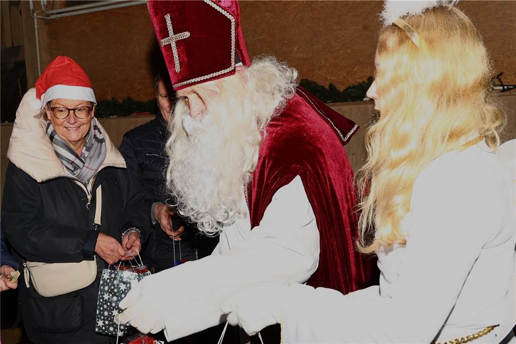 Im Schlitten und mit einem Engel kam der Nikolaus in die Reithalle. Die Vereinsjugend unterhielt mit einem Reitprogramm, es gab Weihnachtsgedichte und es wurde gesungen.