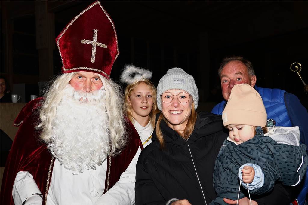 Im Schlitten und mit einem Engel kam der Nikolaus in die Reithalle. Die Vereinsjugend unterhielt mit einem Reitprogramm, es gab Weihnachtsgedichte und es wurde gesungen.