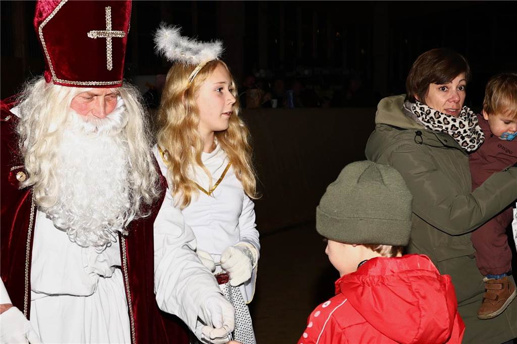 Im Schlitten und mit einem Engel kam der Nikolaus in die Reithalle. Die Vereinsjugend unterhielt mit einem Reitprogramm, es gab Weihnachtsgedichte und es wurde gesungen.