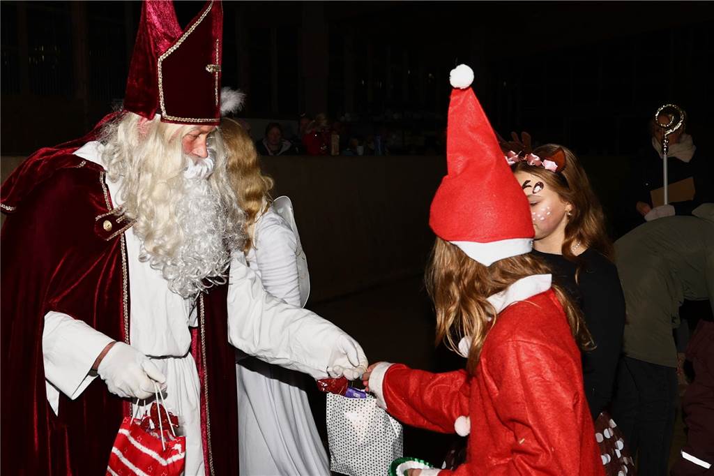 Im Schlitten und mit einem Engel kam der Nikolaus in die Reithalle. Die Vereinsjugend unterhielt mit einem Reitprogramm, es gab Weihnachtsgedichte und es wurde gesungen.