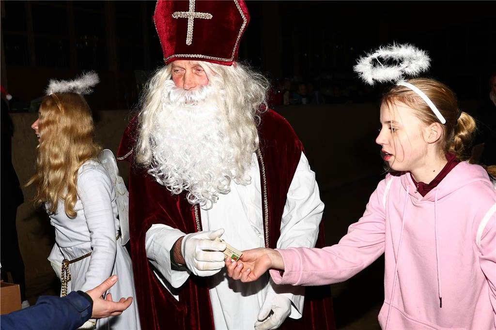Im Schlitten und mit einem Engel kam der Nikolaus in die Reithalle. Die Vereinsjugend unterhielt mit einem Reitprogramm, es gab Weihnachtsgedichte und es wurde gesungen.