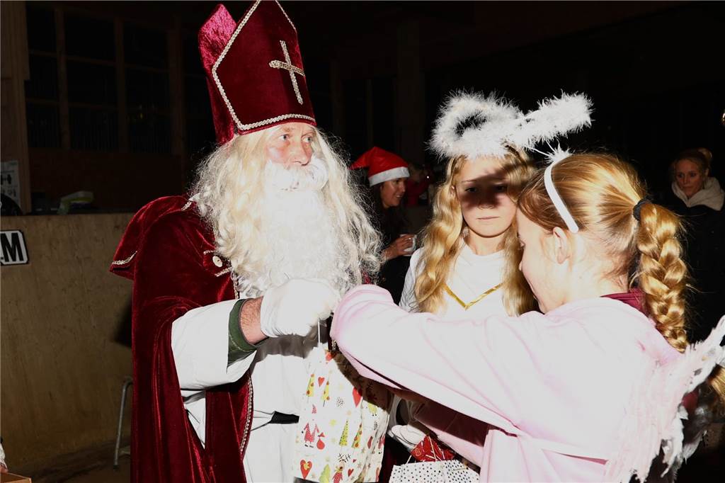 Im Schlitten und mit einem Engel kam der Nikolaus in die Reithalle. Die Vereinsjugend unterhielt mit einem Reitprogramm, es gab Weihnachtsgedichte und es wurde gesungen.