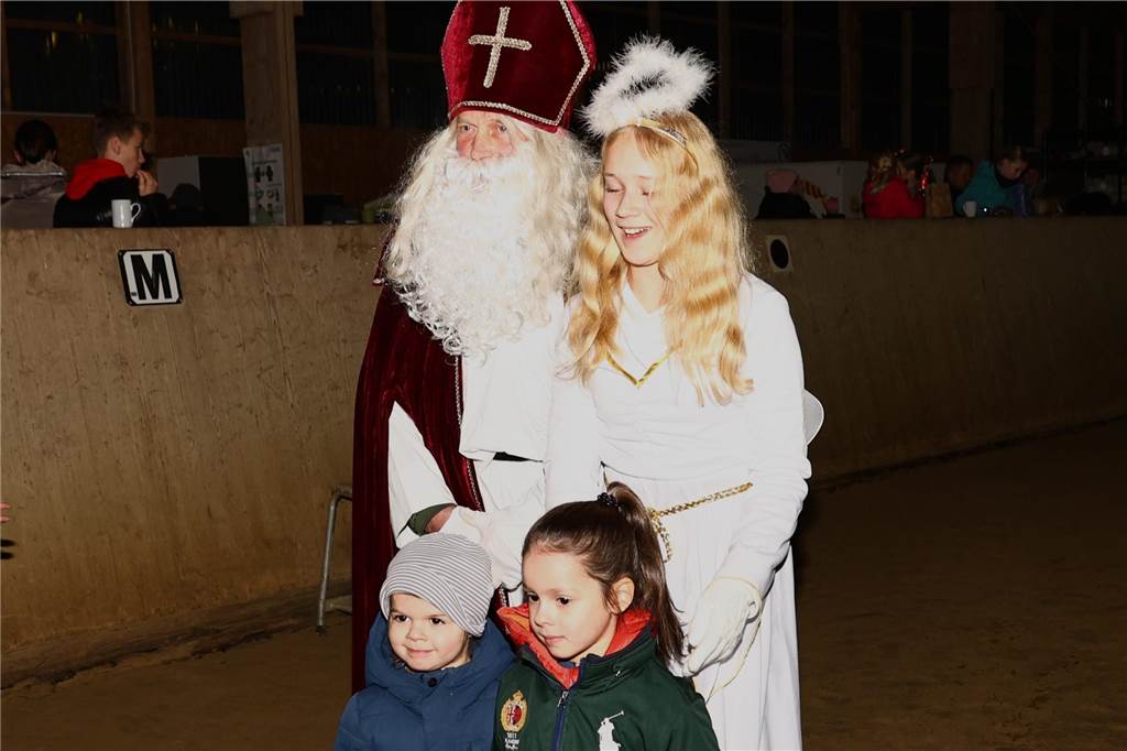 Im Schlitten und mit einem Engel kam der Nikolaus in die Reithalle. Die Vereinsjugend unterhielt mit einem Reitprogramm, es gab Weihnachtsgedichte und es wurde gesungen.