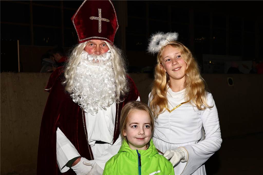 Im Schlitten und mit einem Engel kam der Nikolaus in die Reithalle. Die Vereinsjugend unterhielt mit einem Reitprogramm, es gab Weihnachtsgedichte und es wurde gesungen.