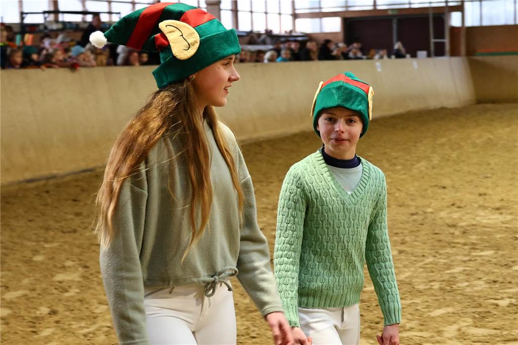 Im Schlitten und mit einem Engel kam der Nikolaus in die Reithalle. Die Vereinsjugend unterhielt mit einem Reitprogramm, es gab Weihnachtsgedichte und es wurde gesungen.
