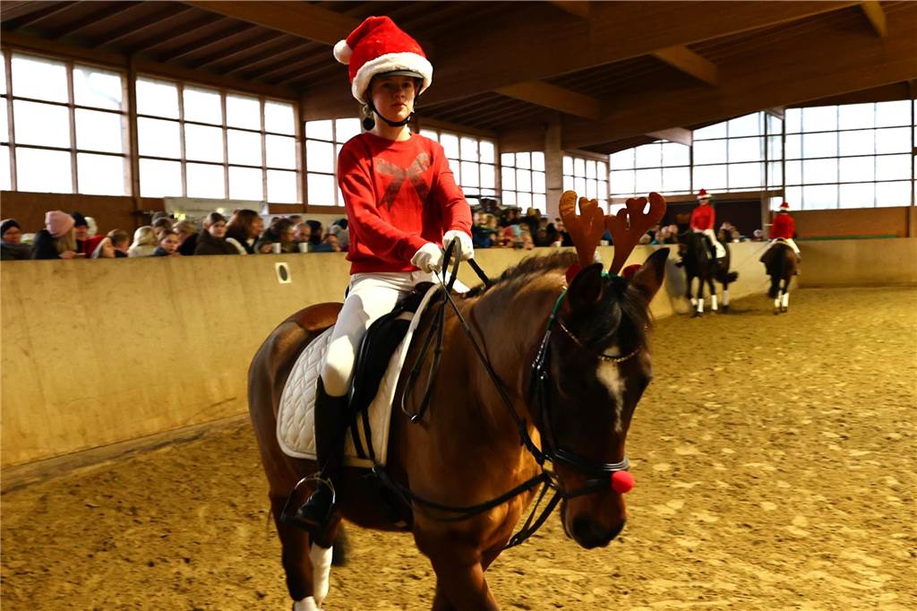 Im Schlitten und mit einem Engel kam der Nikolaus in die Reithalle. Die Vereinsjugend unterhielt mit einem Reitprogramm, es gab Weihnachtsgedichte und es wurde gesungen.