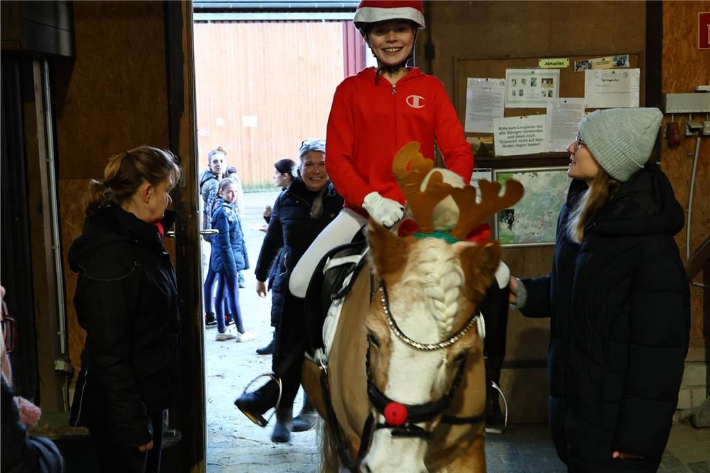 Im Schlitten und mit einem Engel kam der Nikolaus in die Reithalle. Die Vereinsjugend unterhielt mit einem Reitprogramm, es gab Weihnachtsgedichte und es wurde gesungen.