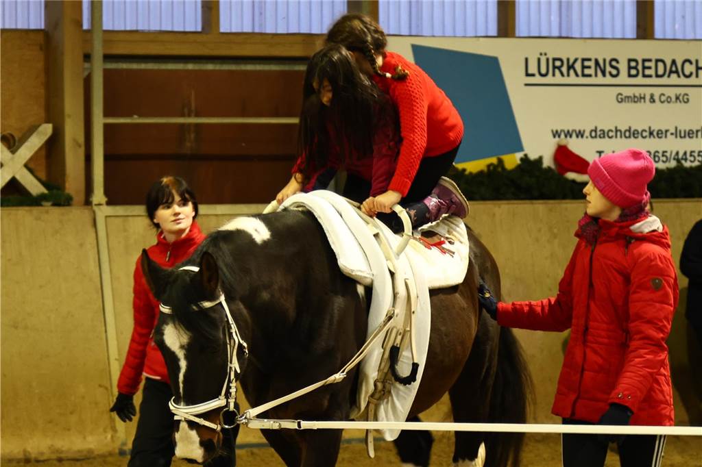 Im Schlitten und mit einem Engel kam der Nikolaus in die Reithalle. Die Vereinsjugend unterhielt mit einem Reitprogramm, es gab Weihnachtsgedichte und es wurde gesungen.