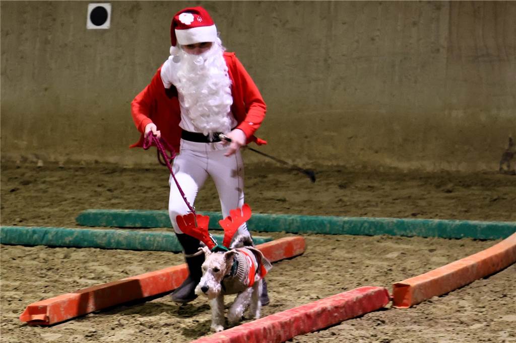 Im Schlitten und mit einem Engel kam der Nikolaus in die Reithalle. Die Vereinsjugend unterhielt mit einem Reitprogramm, es gab Weihnachtsgedichte und es wurde gesungen.