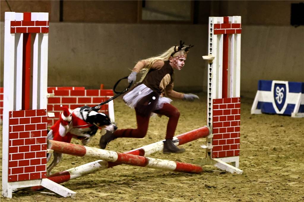 Im Schlitten und mit einem Engel kam der Nikolaus in die Reithalle. Die Vereinsjugend unterhielt mit einem Reitprogramm, es gab Weihnachtsgedichte und es wurde gesungen.