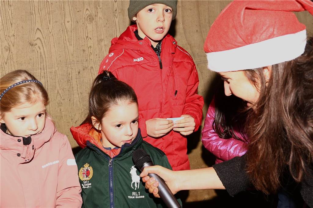 Im Schlitten und mit einem Engel kam der Nikolaus in die Reithalle. Die Vereinsjugend unterhielt mit einem Reitprogramm, es gab Weihnachtsgedichte und es wurde gesungen.