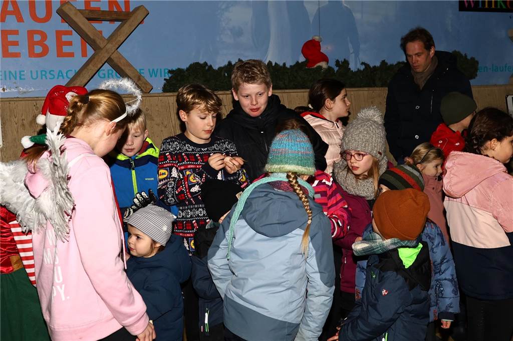 Im Schlitten und mit einem Engel kam der Nikolaus in die Reithalle. Die Vereinsjugend unterhielt mit einem Reitprogramm, es gab Weihnachtsgedichte und es wurde gesungen.