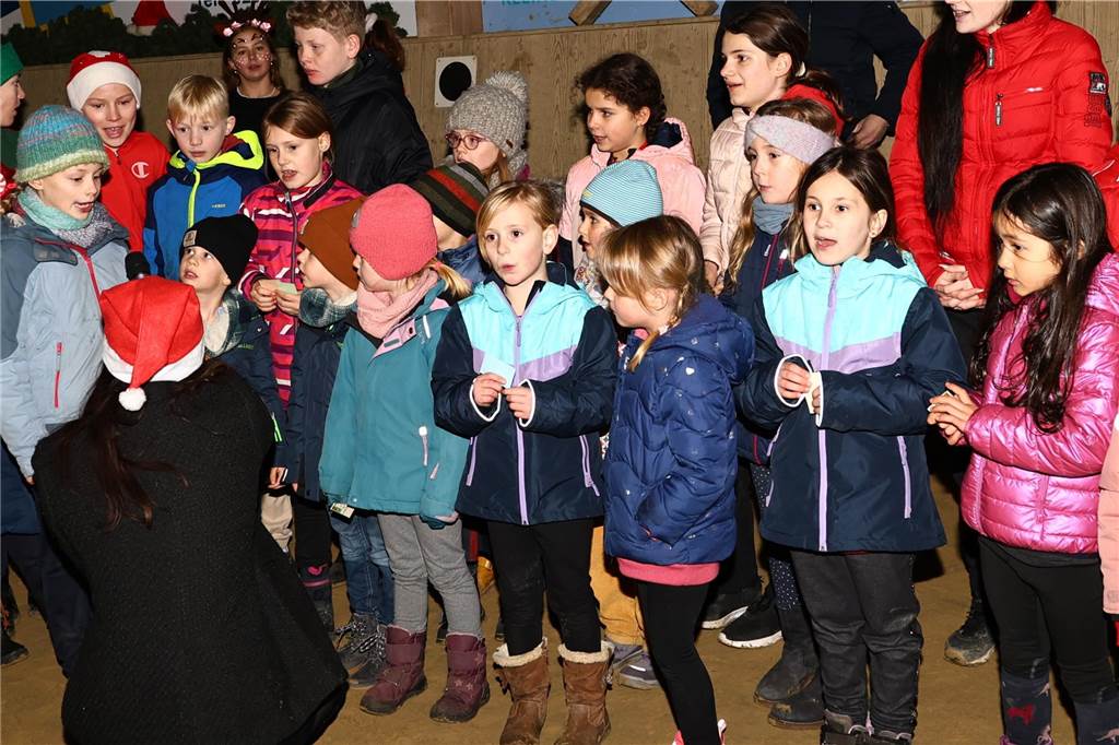 Im Schlitten und mit einem Engel kam der Nikolaus in die Reithalle. Die Vereinsjugend unterhielt mit einem Reitprogramm, es gab Weihnachtsgedichte und es wurde gesungen.