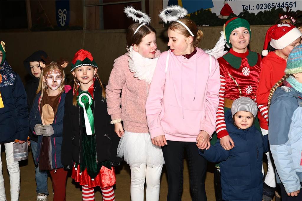 Im Schlitten und mit einem Engel kam der Nikolaus in die Reithalle. Die Vereinsjugend unterhielt mit einem Reitprogramm, es gab Weihnachtsgedichte und es wurde gesungen.
