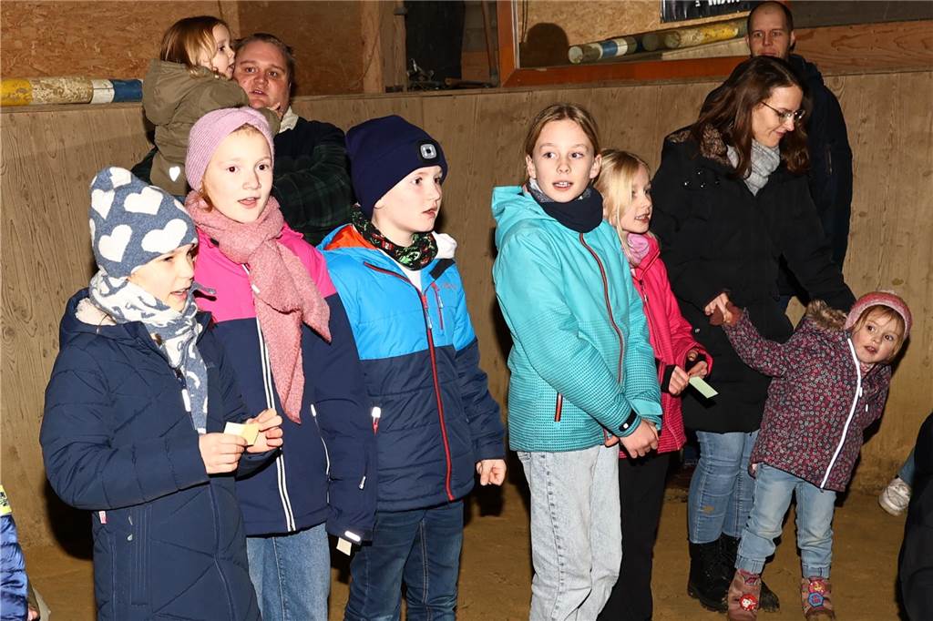 Im Schlitten und mit einem Engel kam der Nikolaus in die Reithalle. Die Vereinsjugend unterhielt mit einem Reitprogramm, es gab Weihnachtsgedichte und es wurde gesungen.