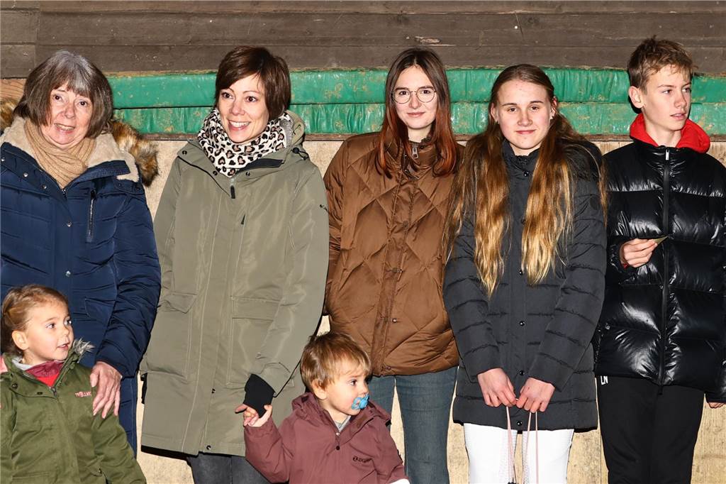 Im Schlitten und mit einem Engel kam der Nikolaus in die Reithalle. Die Vereinsjugend unterhielt mit einem Reitprogramm, es gab Weihnachtsgedichte und es wurde gesungen.
