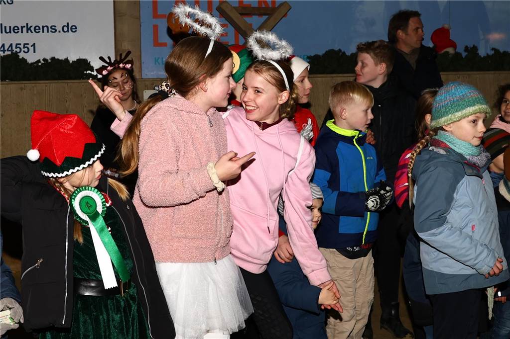 Im Schlitten und mit einem Engel kam der Nikolaus in die Reithalle. Die Vereinsjugend unterhielt mit einem Reitprogramm, es gab Weihnachtsgedichte und es wurde gesungen.