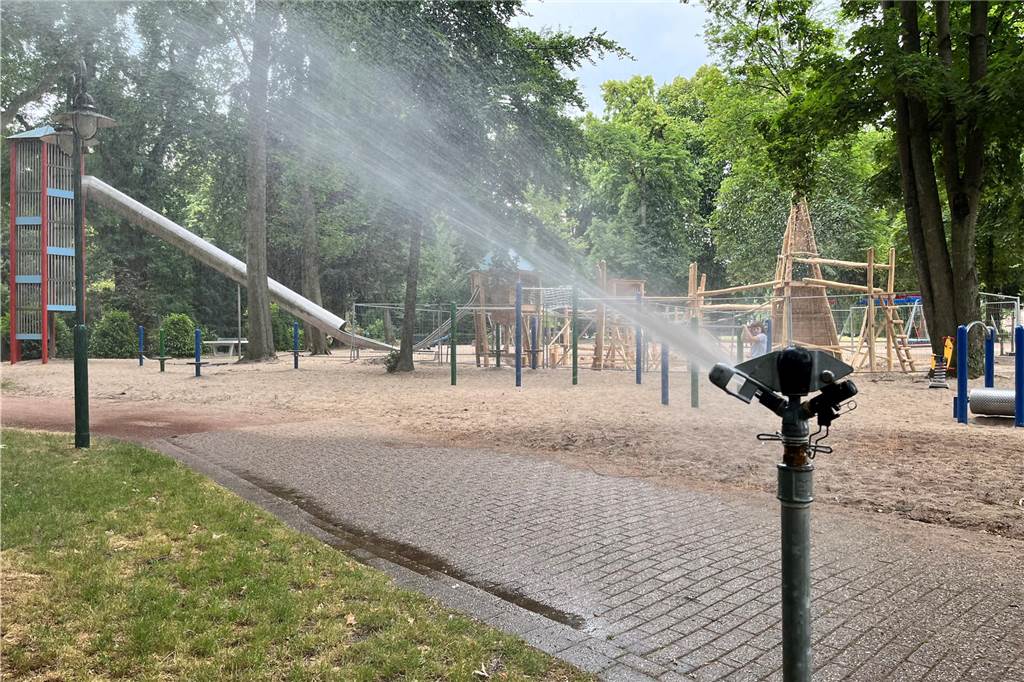Schweres Gewitter: Extremer Regen am Donnerstag möglich Wassersprenger im Schlossgarten