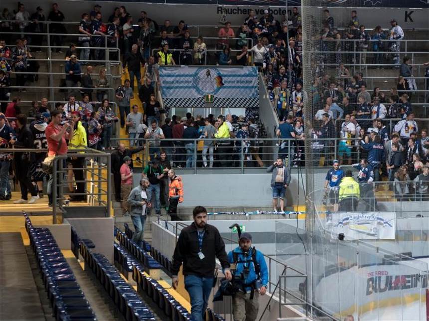München erster DEL-Finalist - Nürnberg erzwingt Spiel sechs Im Schlussdrittel beim Stand von 1:1 wurde der Feueralarm ausgelöst. Foto: Sven Hoppe