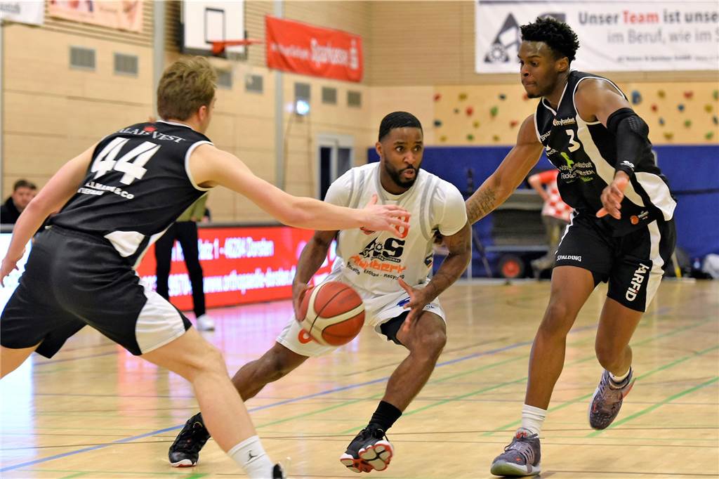 BSV Wulfen kann noch gewinnen: Bryant Allen rettet sein Team gegen Citybasket Recklinghausen Im Schlussviertel nahm es Wulfens Bryant Allen (M.) auch mit zwei Verteidigern auf, wie hier Lennard Kaprolat (l.) und Obi Okafor (r.).