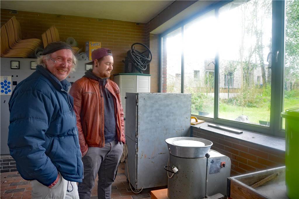 Kunstklärwerk: Norbert und Sohn Julian Then planen Kreativwochen Im "Schneckenhaus", der Gartenhütte hinter dem Kunstklärwerk wird sich Claudia Willemsen einrichten und dort während der Kreativwochen töpfern.