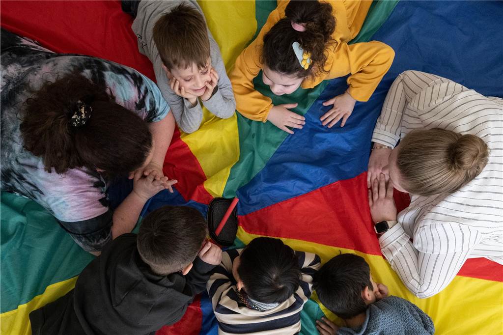 Kitas vor dem Kollaps: Kürzungen bei Angebot und Öffnungszeiten Im Schnitt betreuen zwei Erzieher 20 Kinder.
