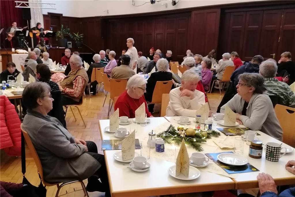 Von Startschwierigkeiten zum Erfolg: „Weihnachten im Wicherhaus“ wird 50 Einige Gäste sitzen am gedeckten Tisch im Wicherhaus.