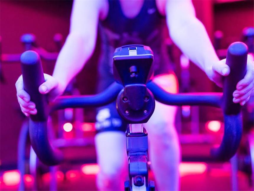 Beim Indoor Cycling regiert der Beat Im Schnitt verbrennt man bei einer Cyclingstunde 500 Kilokalorien. Foto: Alexander Heinl/dpa-tmn