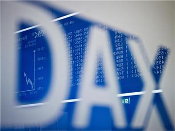 Im Schriftzug "DAX" spiegelt sich die große Anzeigetafel mit dem bis dahin erreichten Kursverlauf im Handelssaal der Börse in Frankfurt am Main. Foto: Christoph Schmidt
