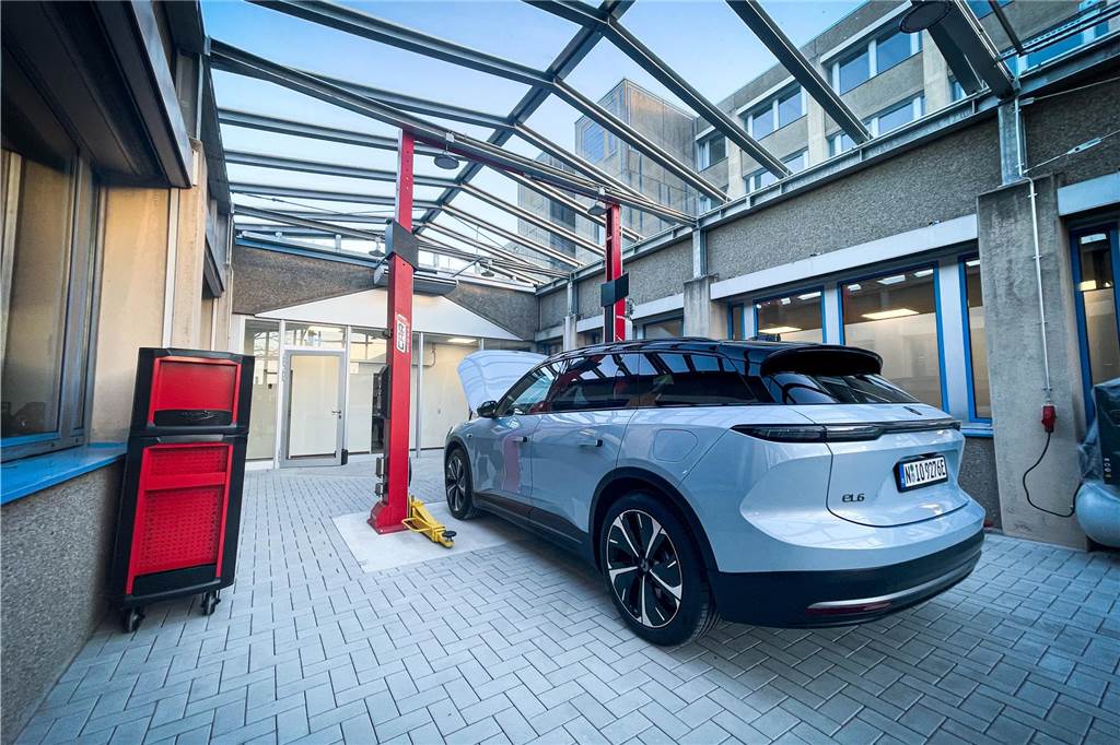 Werkstatt-Profi eröffnet Schulungszentrum für NIO-Mechaniker in Dorsten NIO-Auto in einer Werkstatt