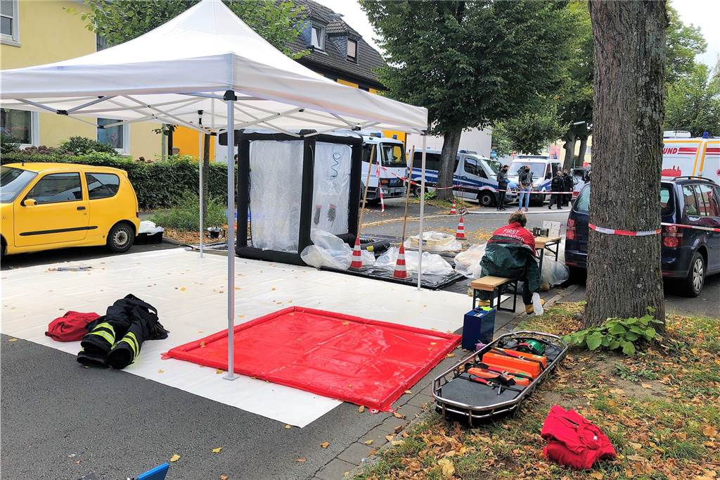 Spezialkräfte finden bei Hausdurchsuchung Weltkriegs-Mine Im schwarzen Bereich (hinter der Umkleidekabine) untersuchen die Spezialisten die Fremdstoffe, der weiße Bereich fungiert als Dekontaminationsplatz.