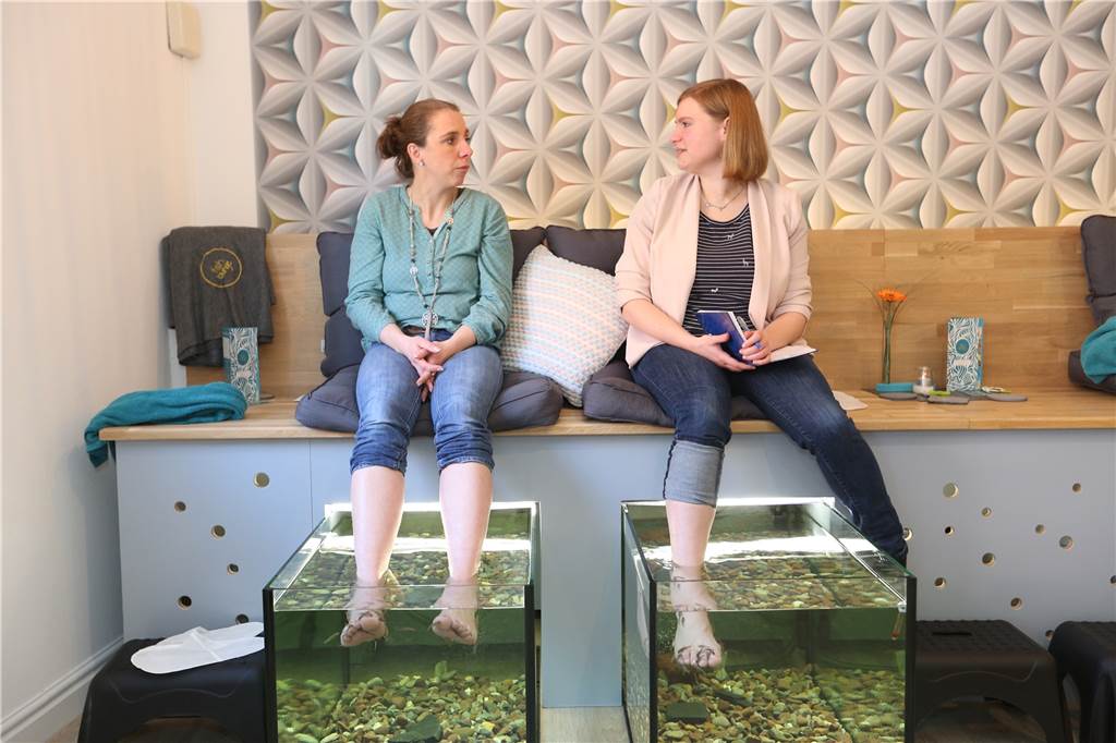 Geschäftsaufgabe: Olfener „fish-lounge“ leert Becken und schließt Türen Im Selbstversuch 2018: Daniela Evans erklärte Reporterin Sabine Geschwinder wie die Behandlung in der Fish Lounge in Olfen funktioniert.