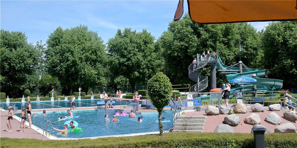 Zwei Hitzetage in Selm: Bürgerfreibad kann nicht endlos Gäste hereinlassen Im Selmer Freibad gibt es die nötige Abkühlung vor der enormen Hitze. Aber irgendwann kommen auch vor Ort keine Badegäste mehr herein.