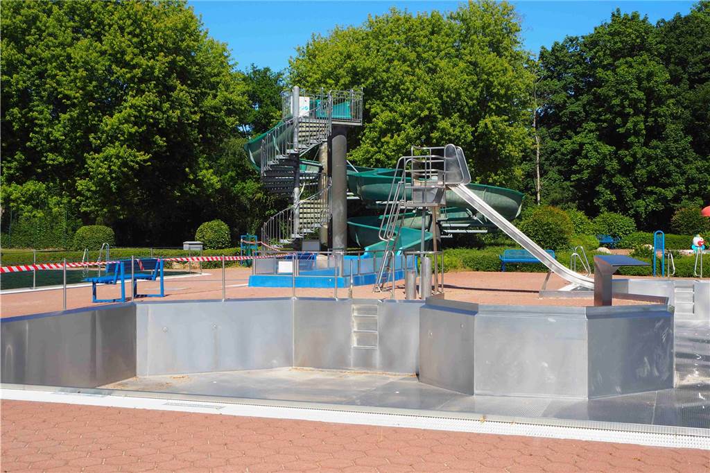 Freibad in Selm bietet Abkühlung in der Corona-Krise Im Selmer Freibad ist das kleine Becken sowie die Rutsche noch gesperrt. In zwei bis drei Wochen sollen dort dann aber auch wieder Badegäste schwimmen dürfen.